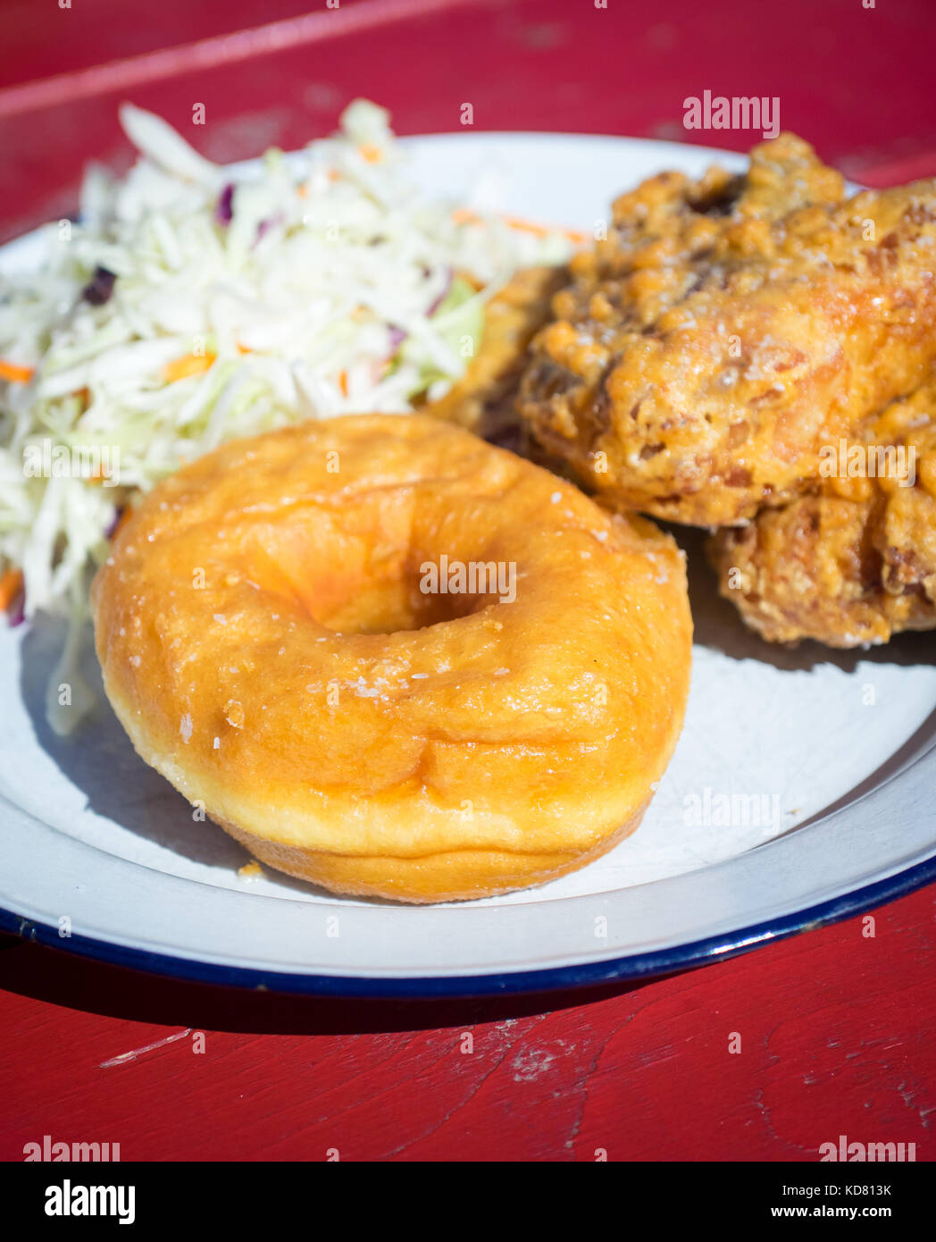 Pollo fritto e ciambelle (pollo fritto e ciambella) da avere misericordia, un popolare us southern food in Edmonton, Alberta, Canada. Foto Stock