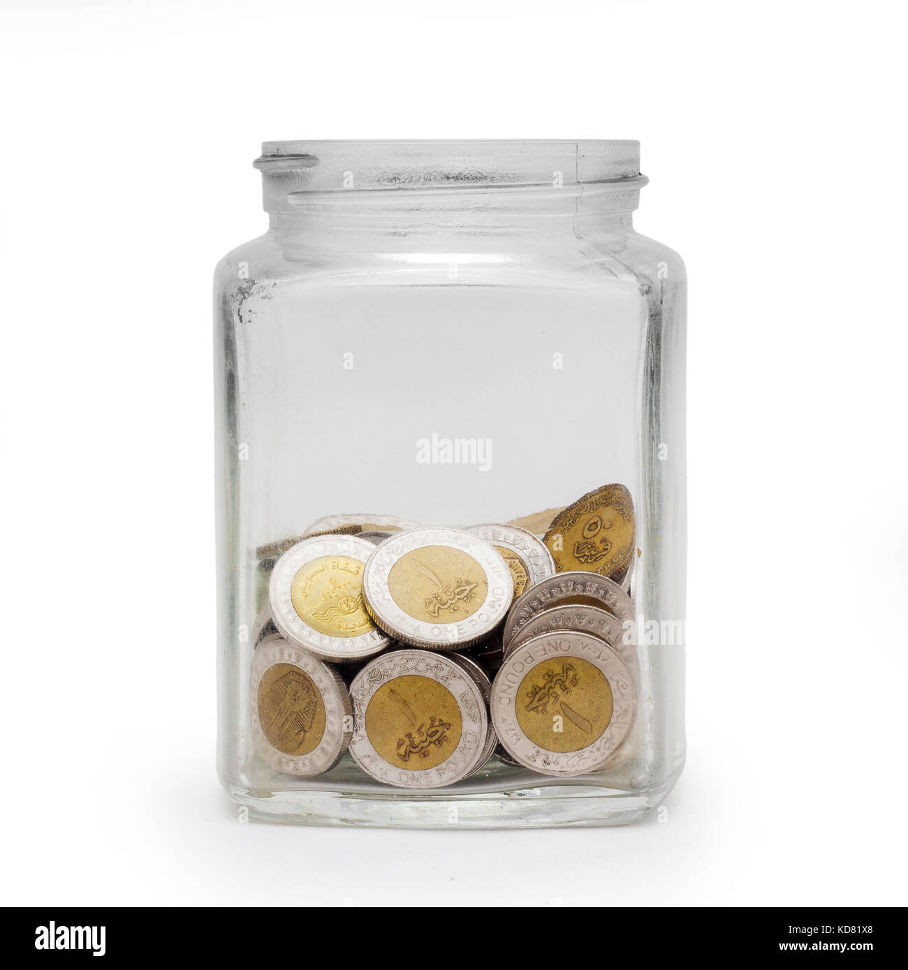 Monete in vaso, sterline egiziane all'interno del vasetto di vetro, isolati su sfondo bianco Foto Stock