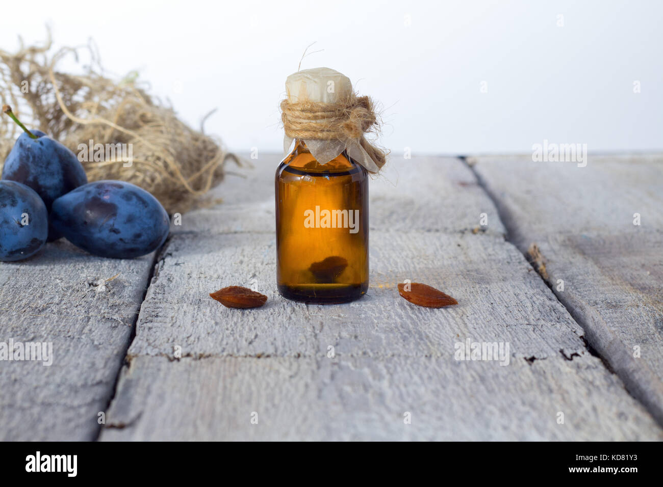 Olio biologico prugne in bianco sullo sfondo di legno. sano food & drink & dieta naturale cibo & cucina casalinga. naturale cibo organico: giardino dei frutti Foto Stock