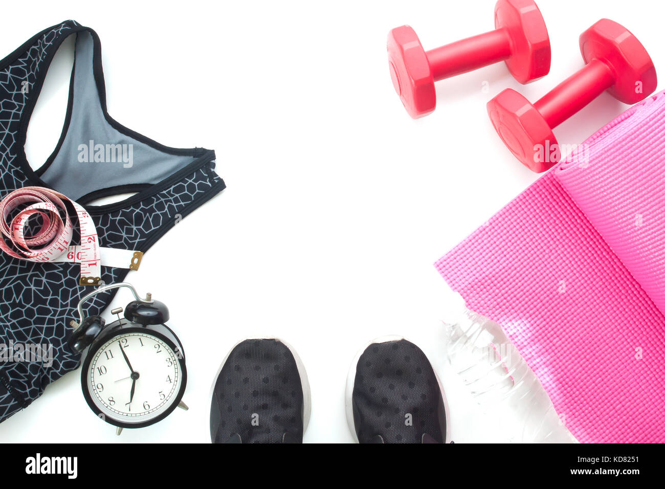 Selfie di piedi con elementi di fitness e attrezzature sportive, sano e la dieta concetto su sfondo bianco Foto Stock