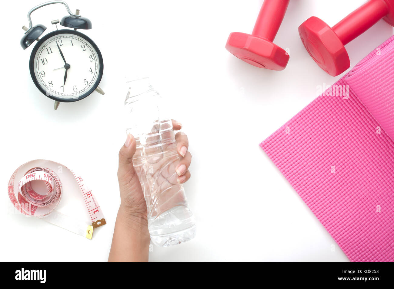 Donna mano che regge una bottiglia di acqua minerale, sano e la dieta concetto isolato su sfondo bianco Foto Stock