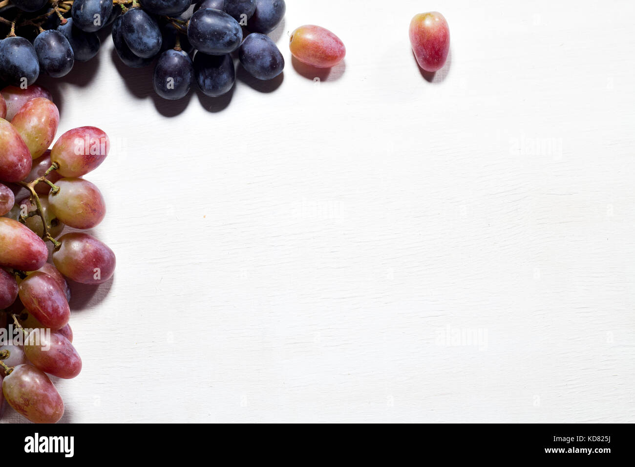 Elegante set di frutta su uno sfondo blu, mini banane, tigli, arance, telaio rivestito, lo spazio per il testo, la vista superiore Foto Stock