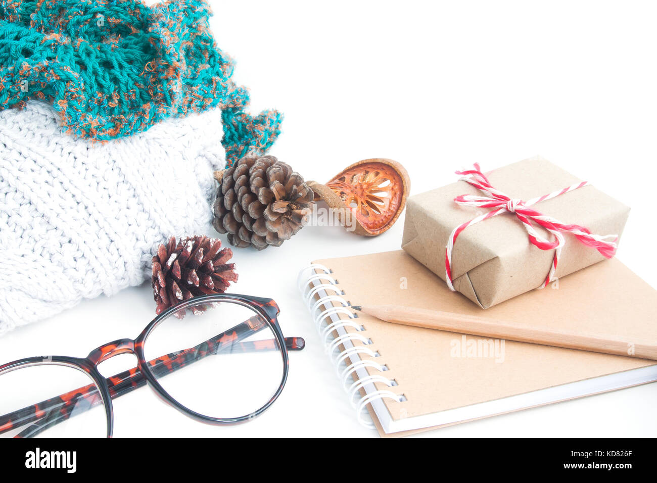 Confezione regalo e accessori invernali su sfondo bianco Foto Stock