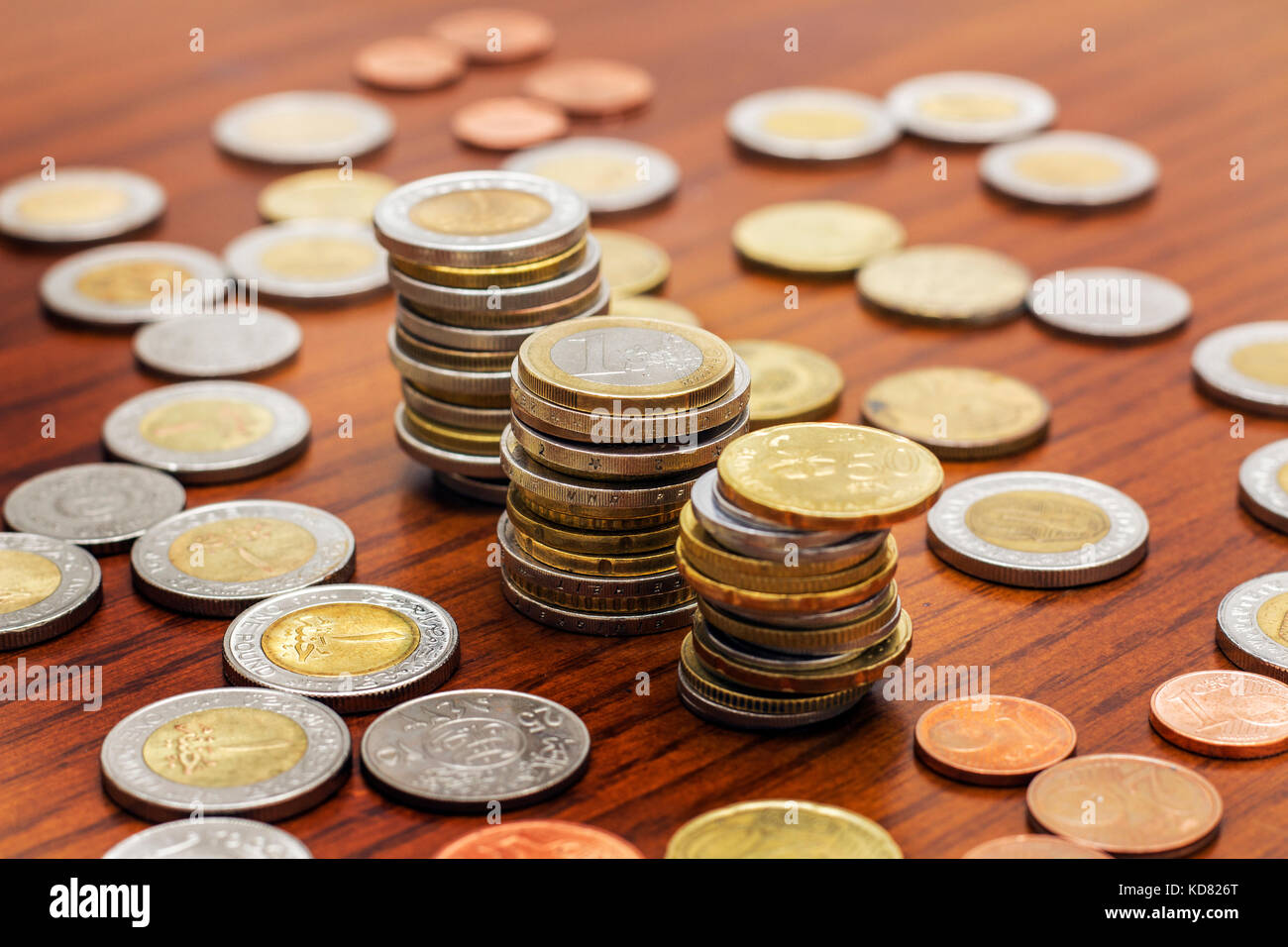 Monete di pile, diverse valute, il concetto di risparmio Foto Stock