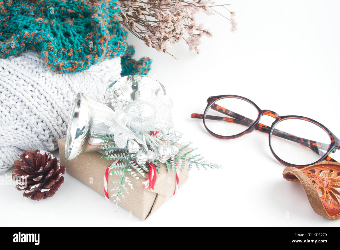 Confezioni regalo per Natale e la donna articoli su sfondo bianco Foto Stock