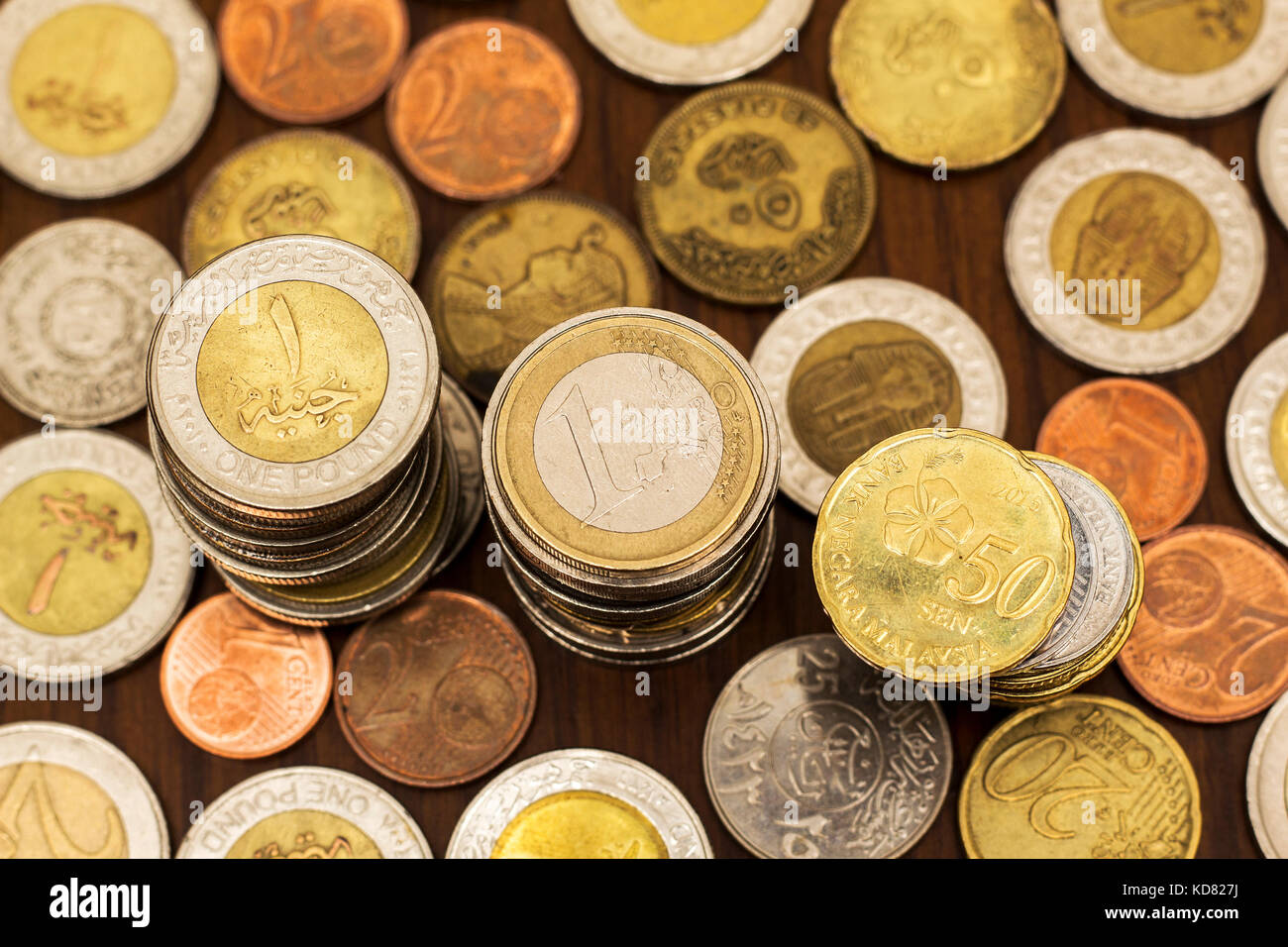Monete di pile, diverse valute, il concetto di risparmio Foto Stock