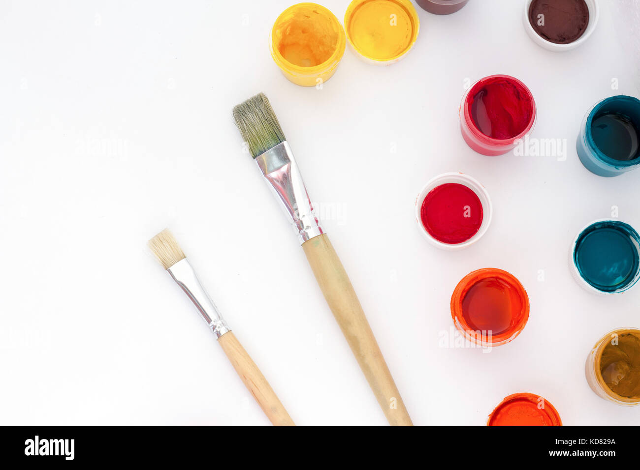 Barattoli di vernice e di spazzole su sfondo bianco vista superiore Foto Stock