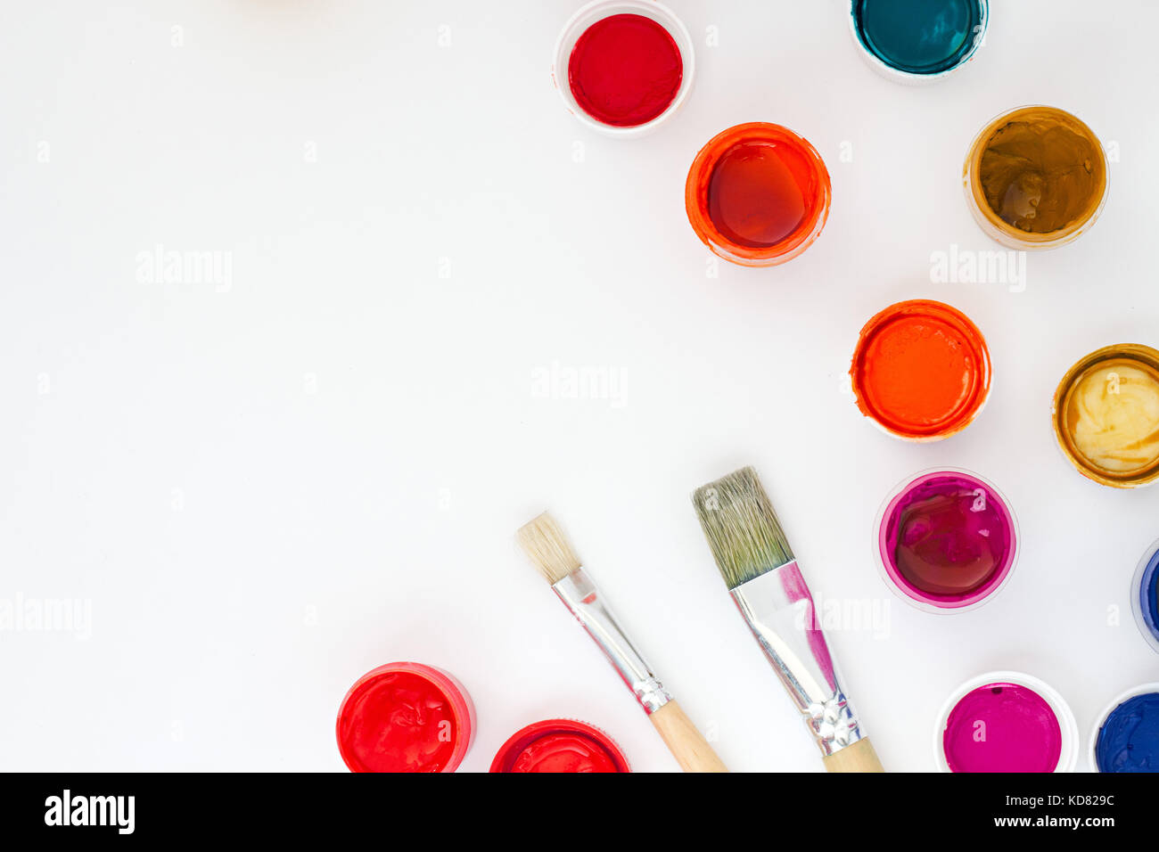 Impostare delle colorate vernici con spazzole sul tavolo bianco backround vista superiore Foto Stock