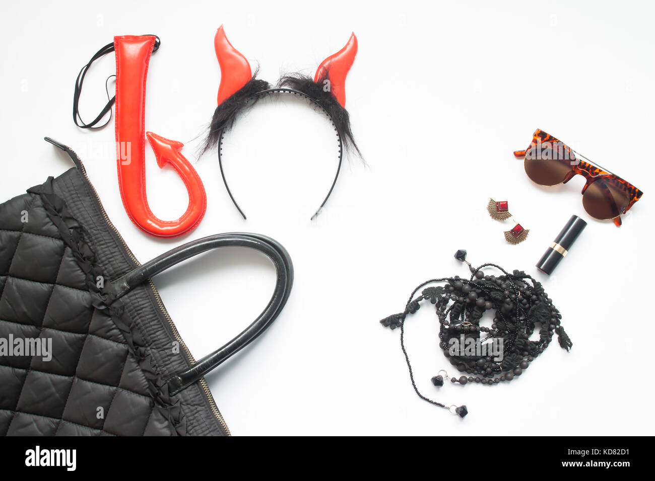 Creative laici piana di halloween fashion impostato su sfondo bianco, accessori donna in rosso e nero, Festa di halloween Foto Stock