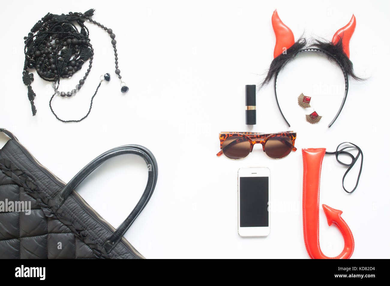 Creative laici piana di halloween fashion impostato su sfondo bianco, accessori donna in rosso e nero con lo smartphone, Festa di halloween Foto Stock