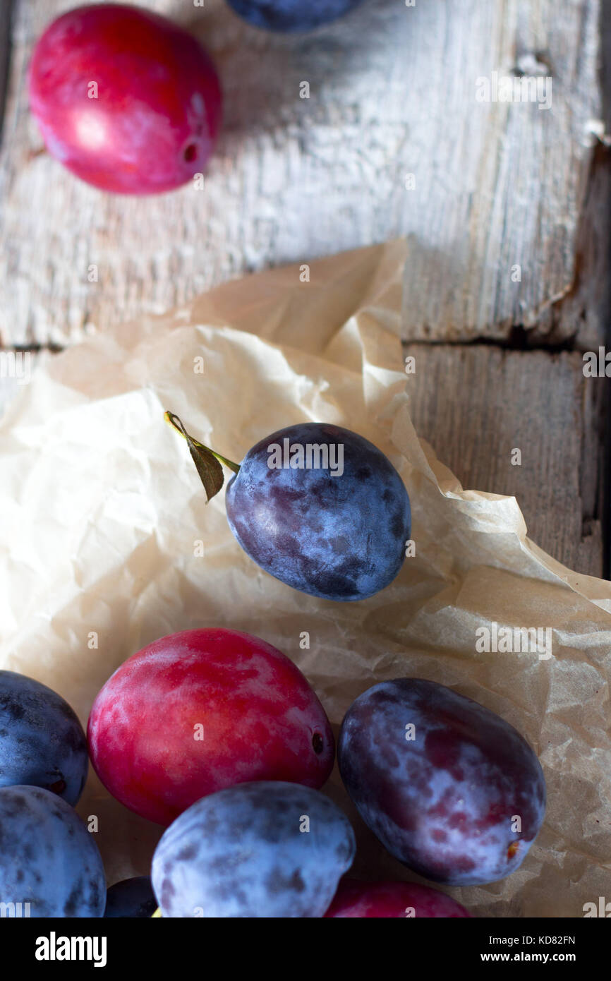 Prugna fresca frutta sul rustico in legno di colore bianco Foto Stock