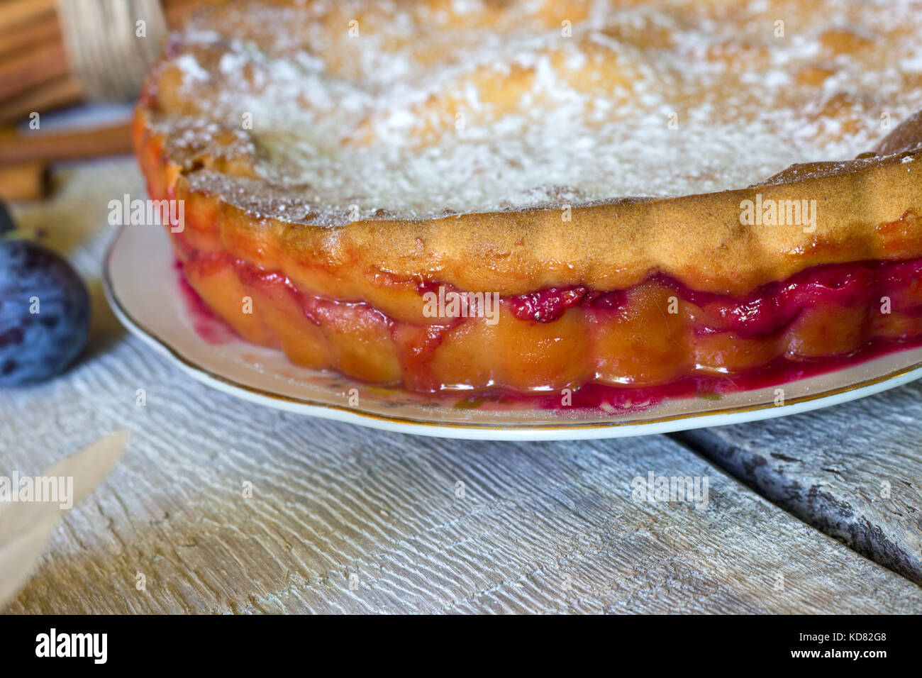 In casa pasta frolla plum cake (torta) rustico in legno su sfondo. autunno crumble di frutta pasticceria.. Foto Stock