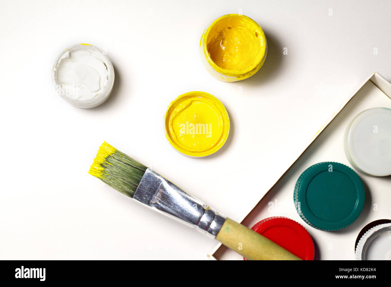 Colorato pennelli per dipingere con i colori di giallo. Foto Stock