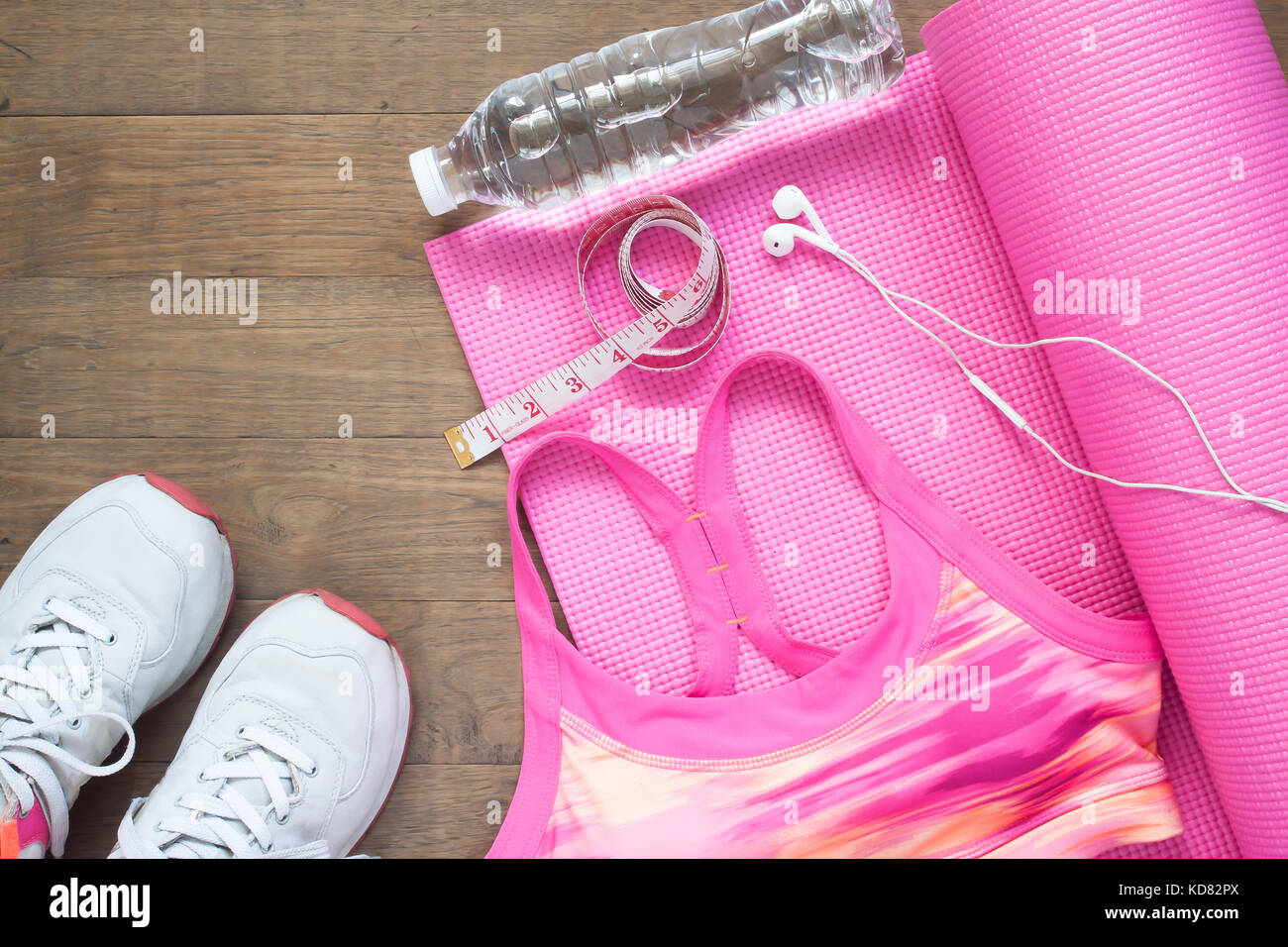 Sport e fitness in colore rosa su sfondo legno, vista dall'alto uno stile di vita sano concetto Foto Stock