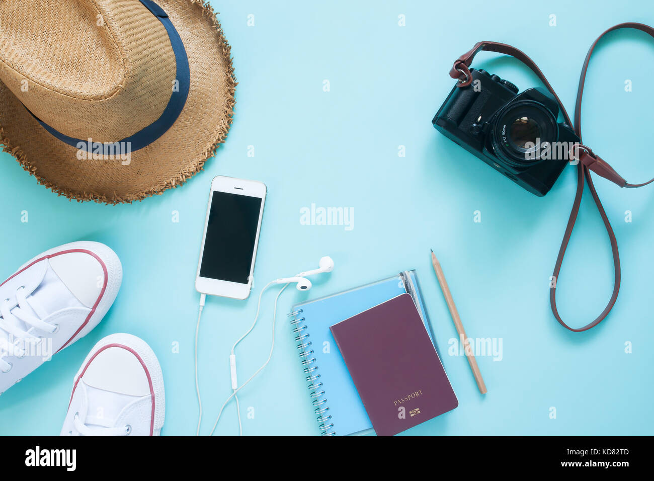 Piatto di laici articoli da viaggio con il dispositivo mobile, passaporto e fotocamera su color pastello sullo sfondo Foto Stock