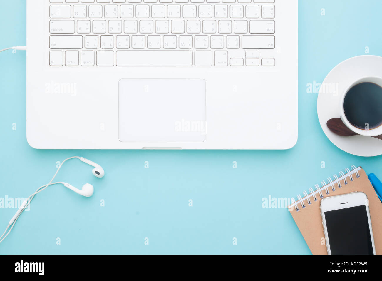 Vista aerea dello spazio di lavoro con computer portatile bianco, il dispositivo mobile e la tazza di caffè, business e marketing online su color pastello sullo sfondo Foto Stock