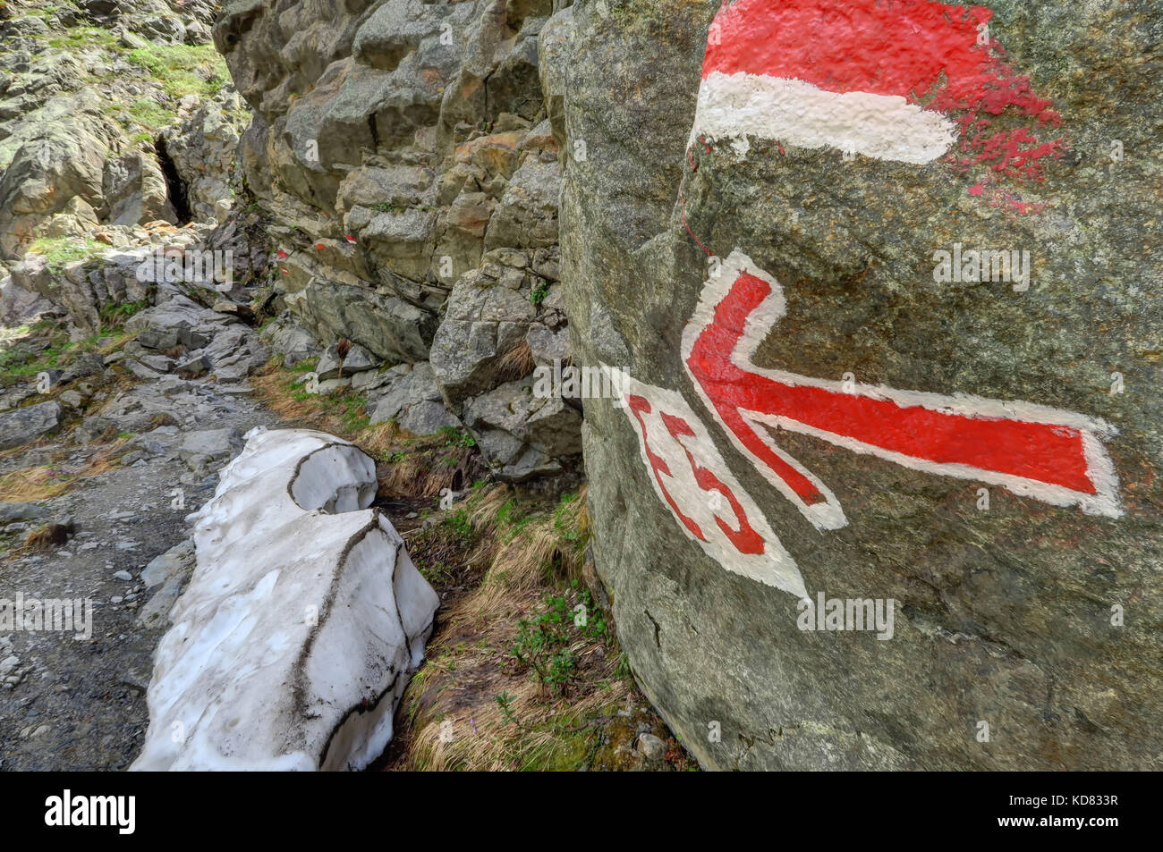Freccia rossa indicatore su una escursione nel sud della valle laterale della tomaia inntal, che corre tra le valli di ötztal e kaunertal in Tirolo, Austria. Foto Stock
