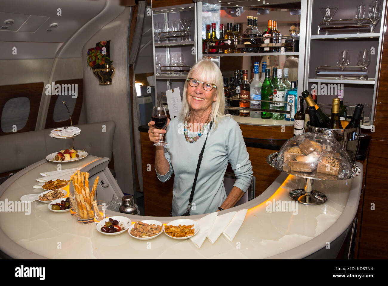 Viaggio aereo Emirates Airbus A380, turistico con bevanda dietro la cabina Business Class bar Foto Stock