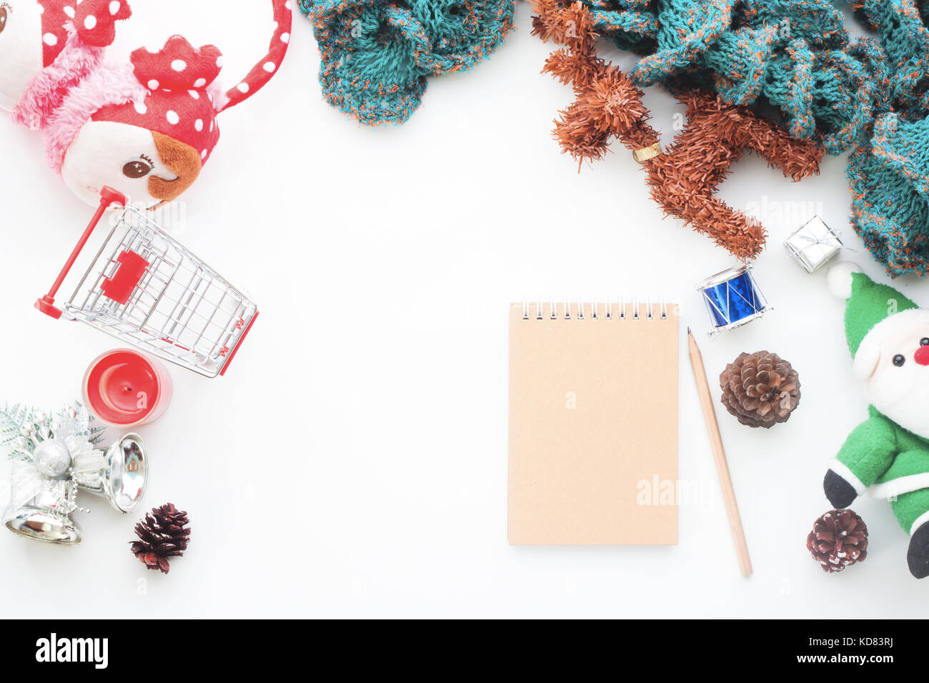 Creative laici piana di decorazioni di Natale con vuoto e notebook carrello su sfondo bianco Foto Stock