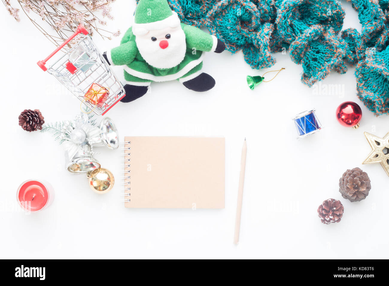 Notebook bianco e matita sul tavolo bianco con decorazioni natalizie e carrello, vista dall'alto Foto Stock