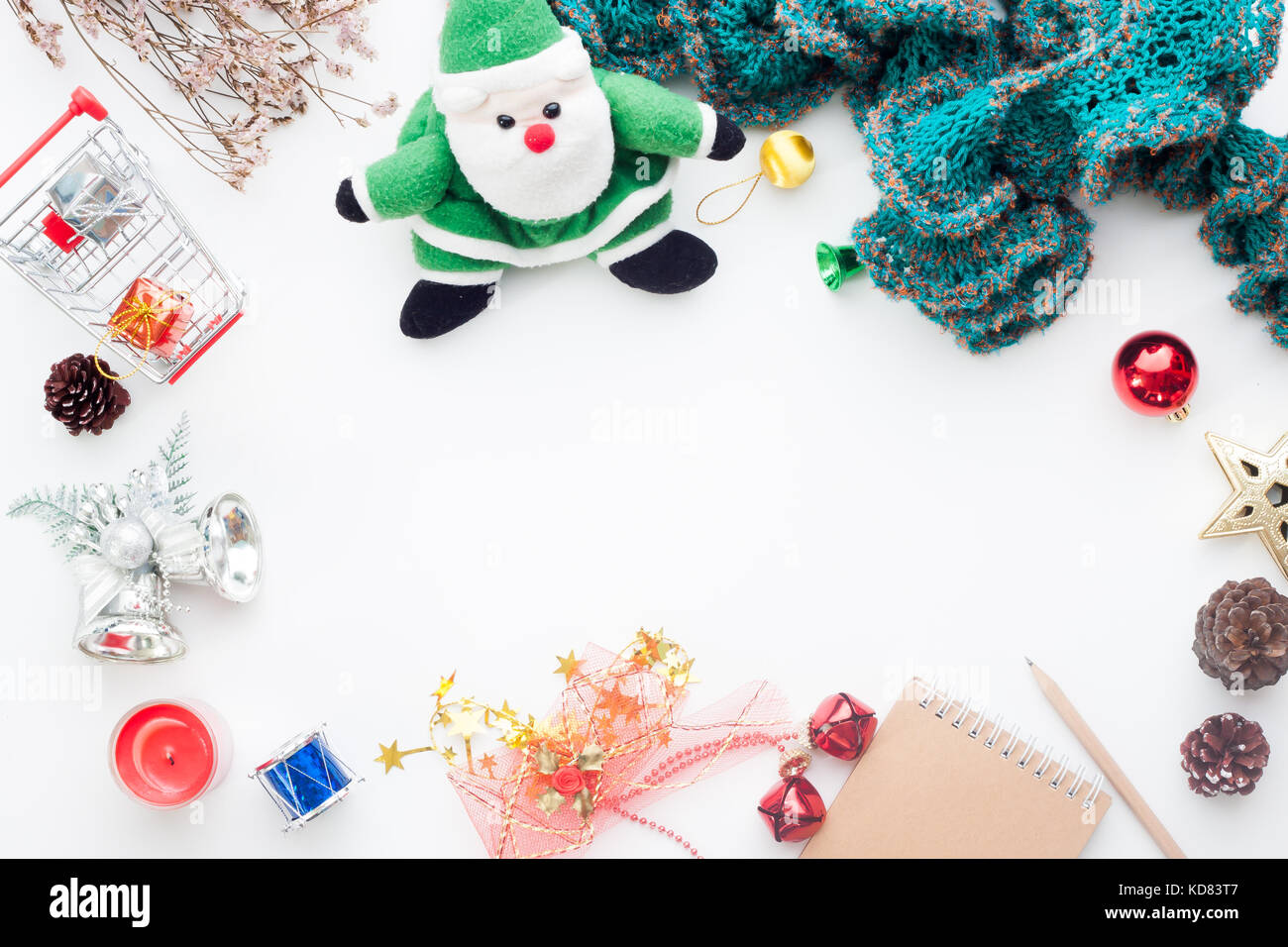 Vista aerea di decorazioni di Natale, confezioni regalo e carrello su sfondo bianco Foto Stock