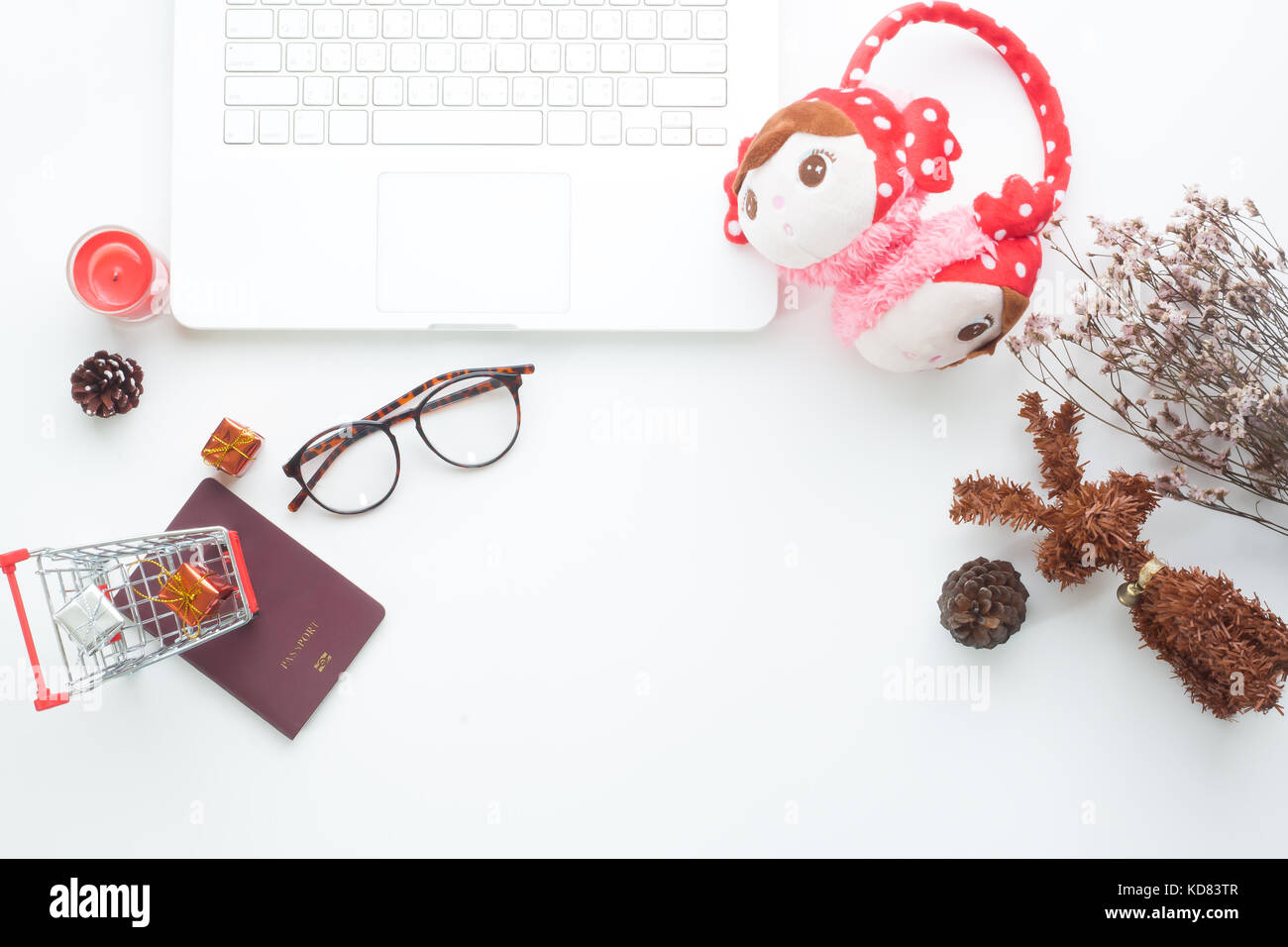 Creative laici piana del Natale e del concetto di vacanza con i notebook e le decorazioni di Natale su sfondo bianco Foto Stock