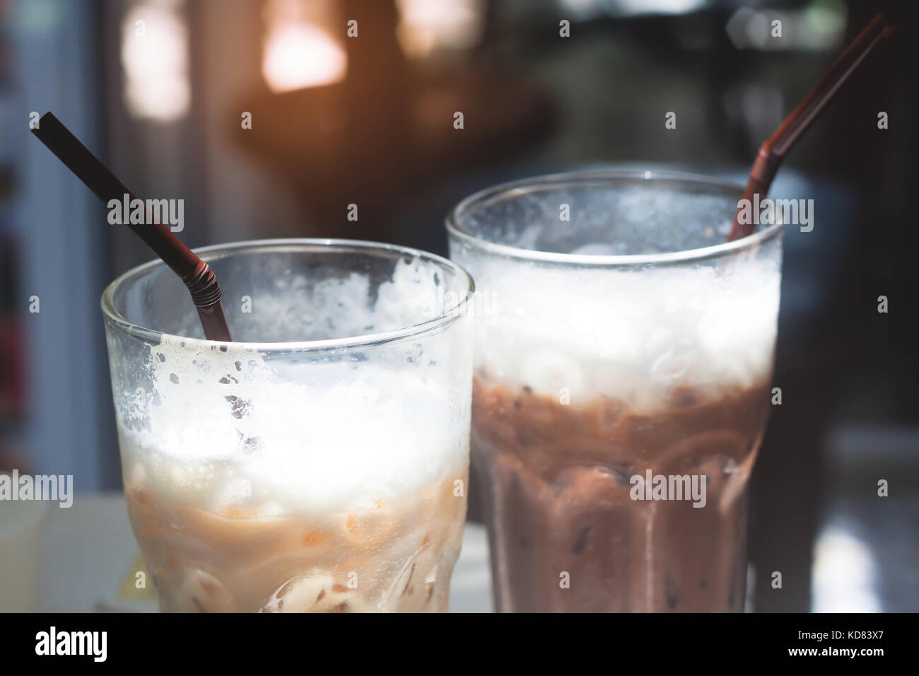 Close up di caffè ghiacciato e cioccolato ghiacciato in bicchieri Foto Stock