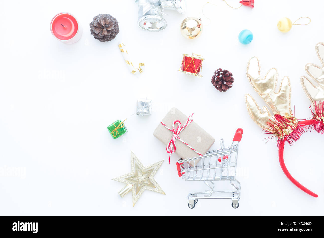 Craft confezione regalo nel carrello e Natale confezioni regalo e decorazioni su sfondo bianco Foto Stock