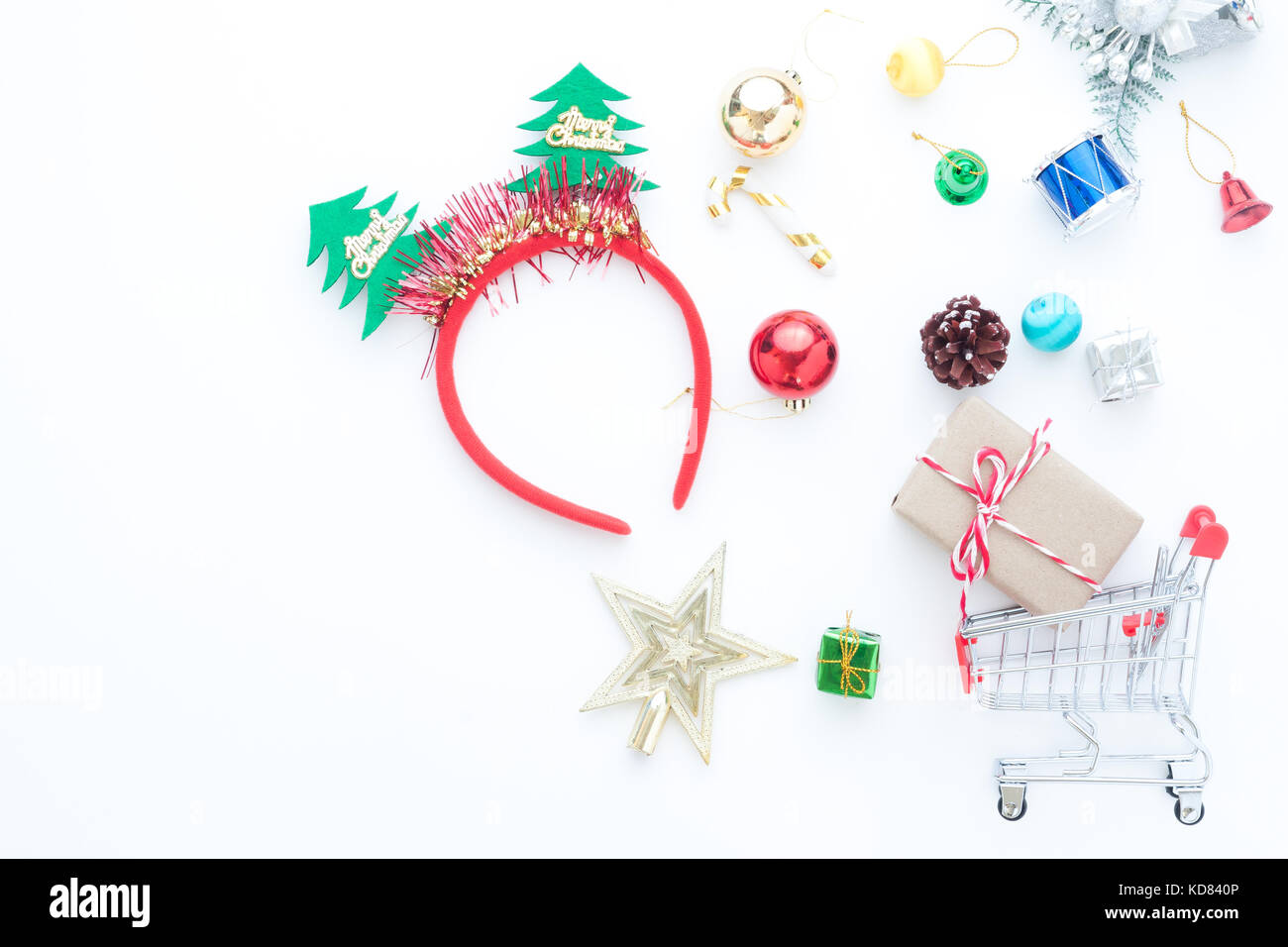 Natale Accessori e carrello con confezioni regalo su sfondo bianco Foto Stock