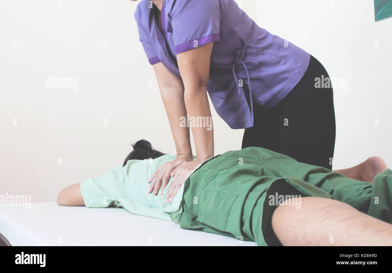 Thai massaggio alla schiena, tradizionale thai spa e massaggi concept Foto Stock