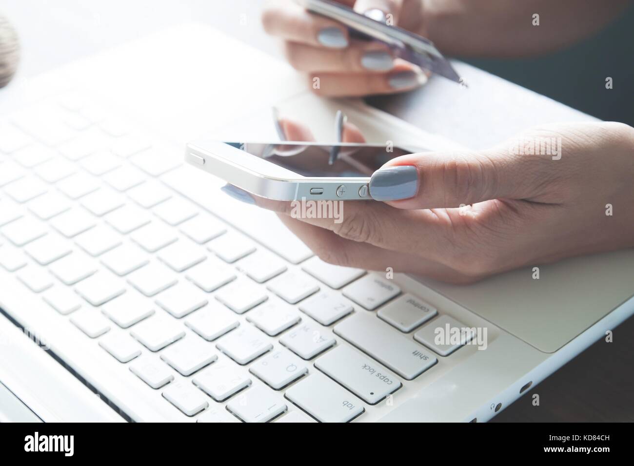 Donna mano utilizzando un dispositivo mobile e una carta di credito, lo shopping online e il concetto di marketing Foto Stock