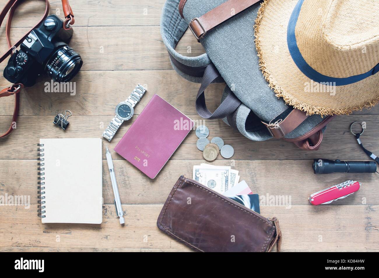 Vista aerea dell'uomo accessori, articoli di viaggiatori su sfondo di legno. concetto di viaggio Foto Stock