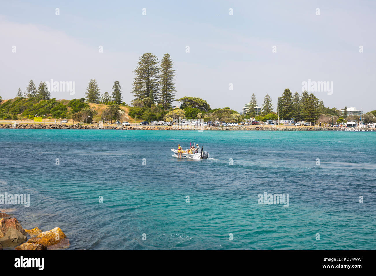 Piccola barca verso le acque aperte dal lago Wallis in Forster sulla mezza costa nord del Nuovo Galles del Sud, Australia Foto Stock