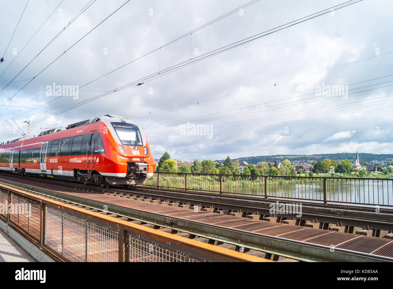 Deutsche Bahn Regio DB Moseltalbahn treno attraversando il fiume Mosella ponte a Pfalzel, Trier, Renania-Palatinato, Gernamy Foto Stock