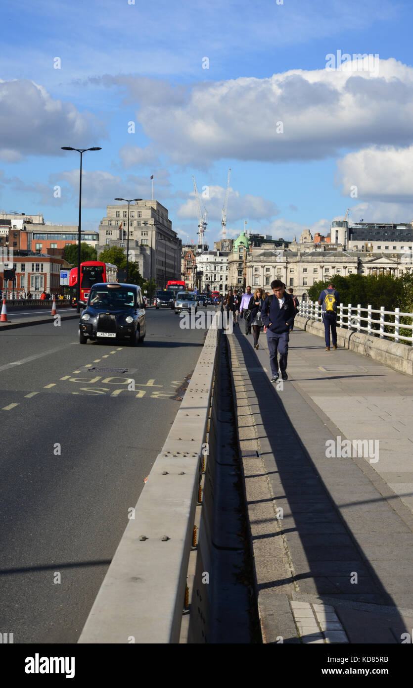 Regno Unito, Londra, Waterloo Bridge, New Security Barrier Foto Stock