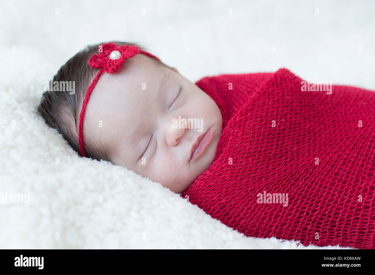 Baby girl avvolto in una coperta dormendo Foto Stock