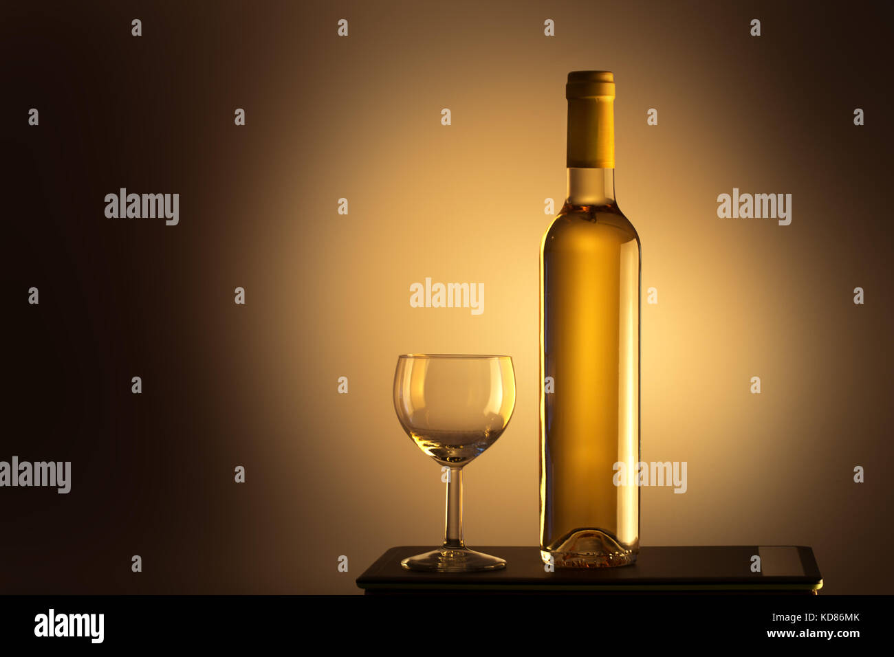 Bottiglia di vino bianco e un bicchiere di vino Foto Stock
