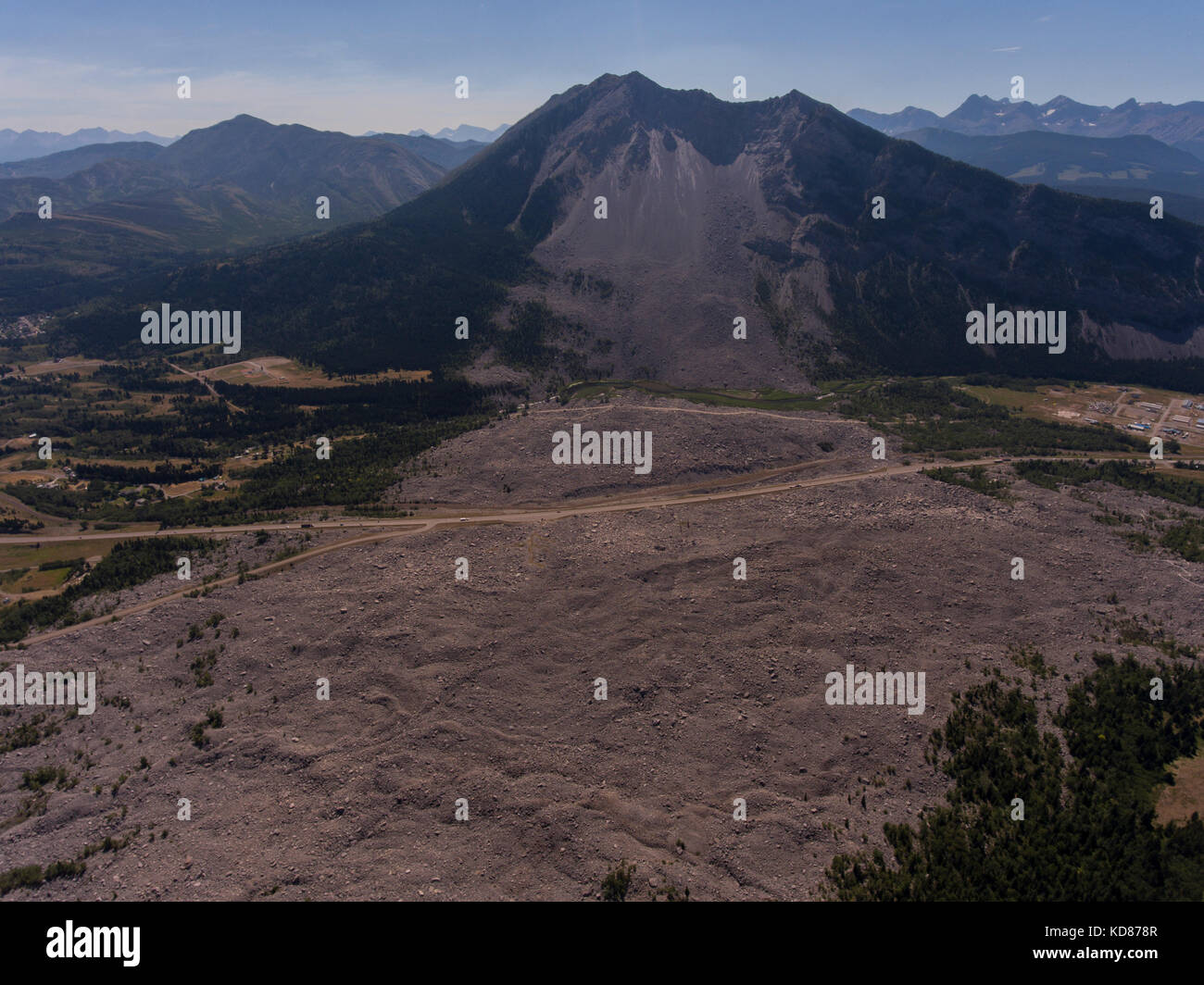 Obliqua di vista aerea di turtle mountain e il mortale 1903 frank diapositiva con autostrada 3 tagliato attraverso di esso, comune di Crows Nest pass, Alberta, Canada Foto Stock