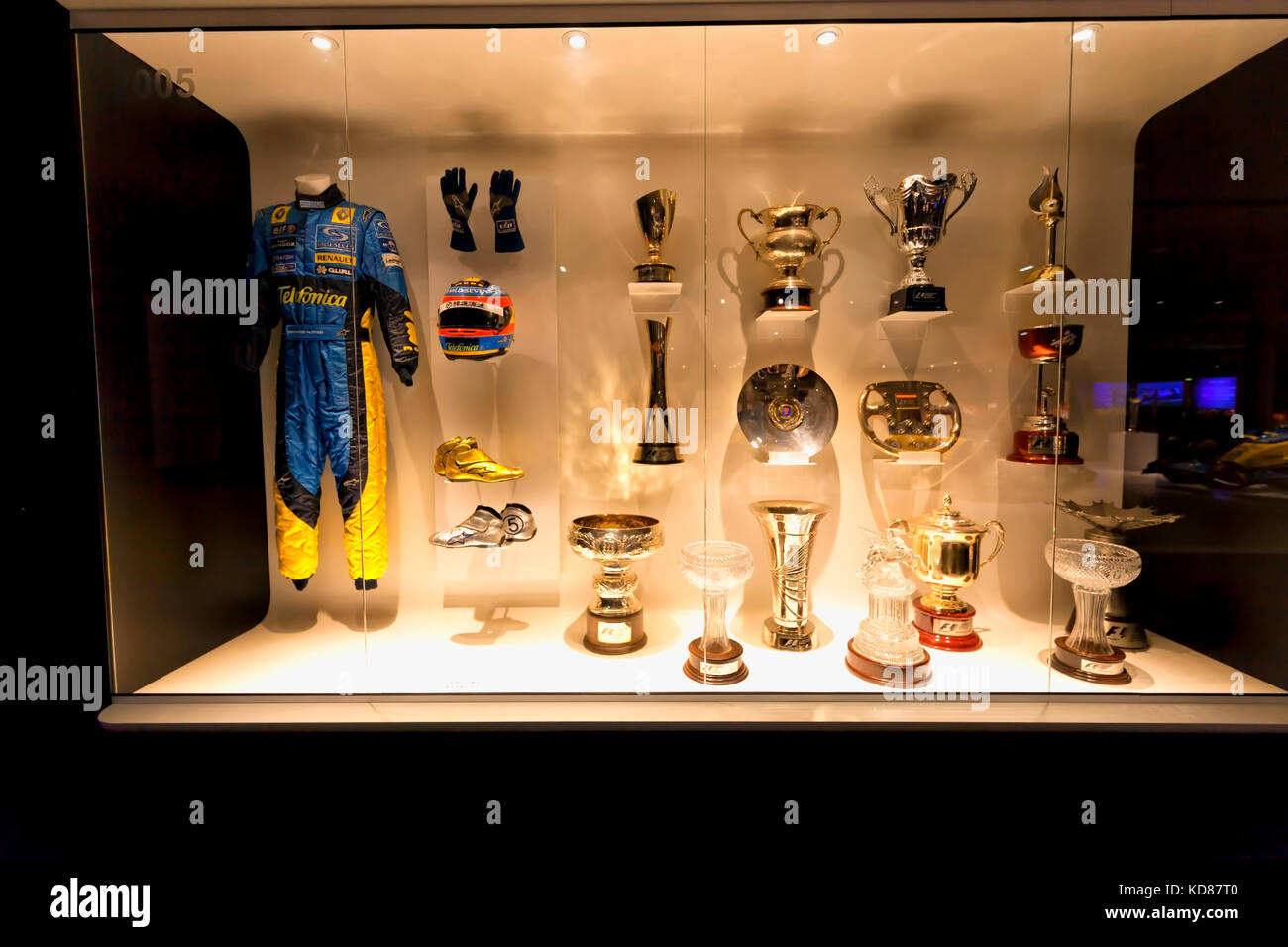 Trofei vinti da Fernando Alonso nel 2005, insieme alle attrezzature dello stesso anno. Fotografia scattata il 2017 ottobre al Fernando Alonso Museum i Foto Stock
