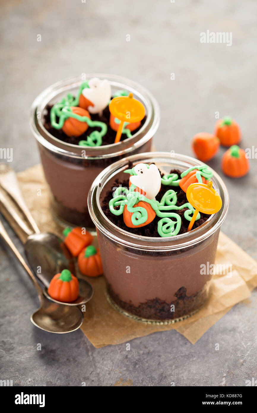 Dessert di Halloween in un vaso, budino di cioccolato Foto Stock