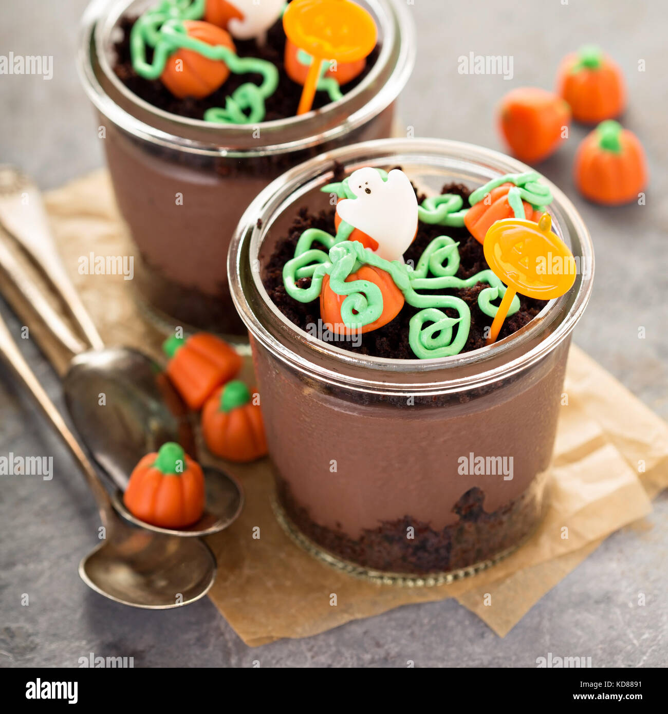 Dessert di Halloween in un vaso, budino di cioccolato Foto Stock