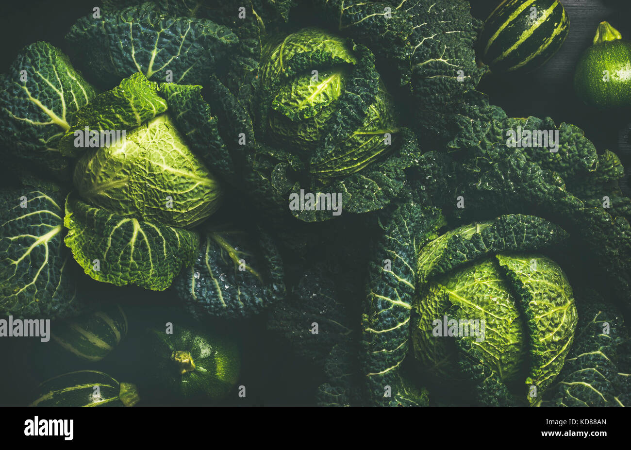 Crudo fresco di cavolo verde e texture di sfondo, vista dall'alto su sfondo scuro, il fuoco selettivo composizione orizzontale Foto Stock