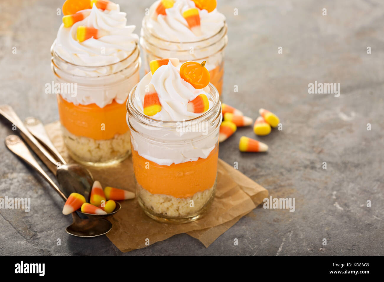 Dessert di Halloween nel vasetto di vetro stratificato candy parfait di mais Foto Stock