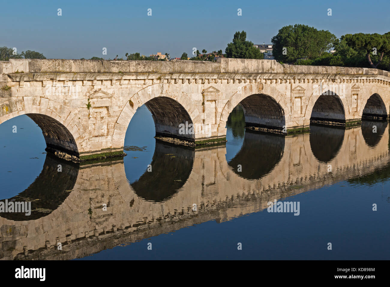 Rimini, Provincia Rimini, Italia. il Ponte di Tiberio o ponte di Augusto attraversando il fiume Marecchia. Il ponte è stato avviato nel regno di th Foto Stock