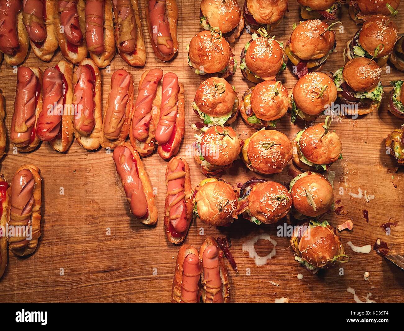 Vista panoramica degli hamburger e dei cani da hot dog su un tavolo in legno Foto Stock