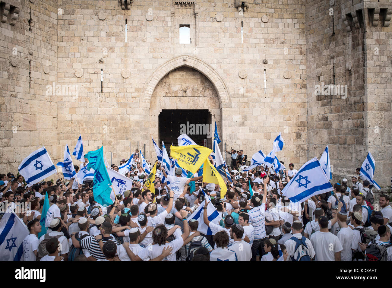 le 28/05/2014, jour de Yom Yerushalayim à Jerusalem la foule rentre dans la vieille ville. La gente entra nella città vecchia il 28 maggio, lo Yom Yerusha Foto Stock