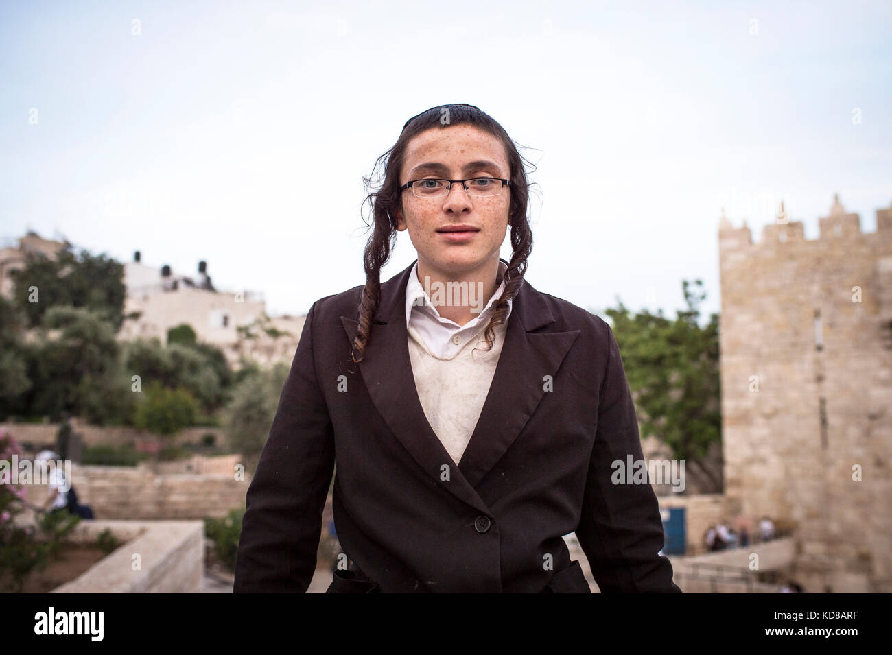 Portrait d'un jeune Israelien le 28/05/2014, jour de Yom Yerushalayim à Gerusalemme. Ritratto di un giovane adolescente il 28 maggio, lo Yom Yerushalayim da Foto Stock