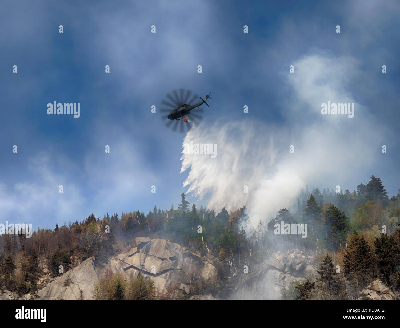 Elicottero combattendo contro un incendio di boschi Foto Stock
