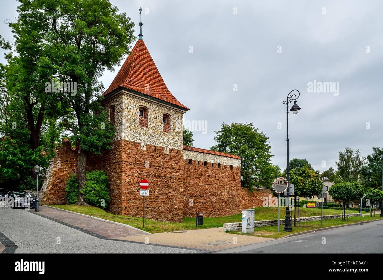 Olkusz, Polonia - agosto 13, 2017: Torre e mura storiche in città olkusz, Polonia. Foto Stock