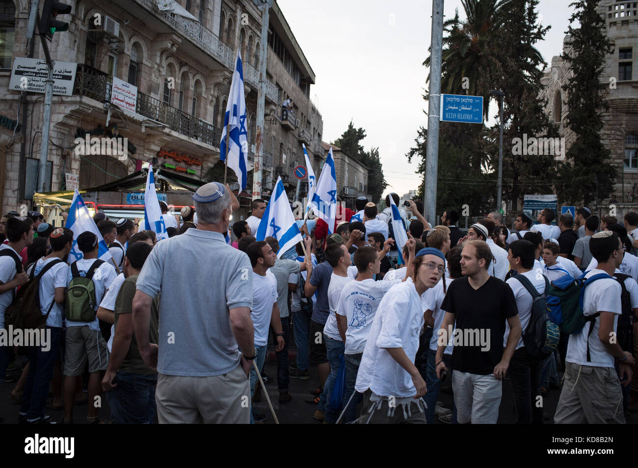 le 28/05/2014, jour de Yom Yerushalayim à Jerusalem les israeliens se rassemblblent a la porte de Damas. Il popolo israeliano si incontra alla porta di Damas il 28 di Foto Stock